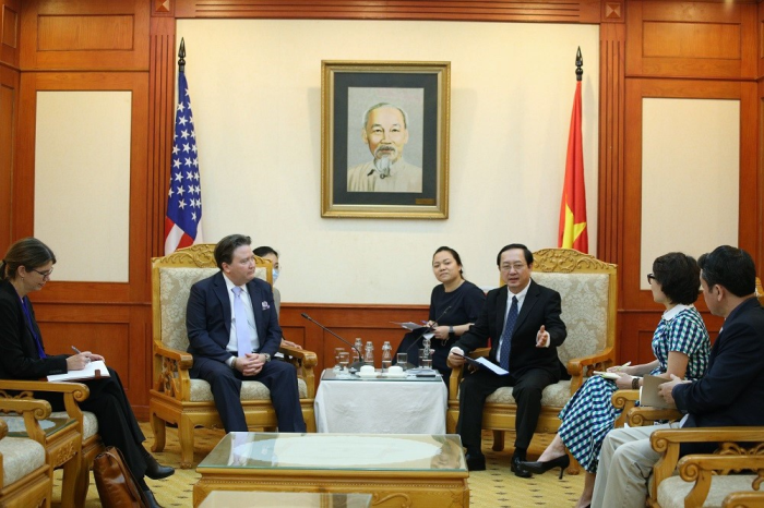 Bộ trưởng Huỳnh Thành Đạt trao đổi với Đại sứ Hoa Kỳ tại Việt Nam. Ảnh: Mỹ Hạnh